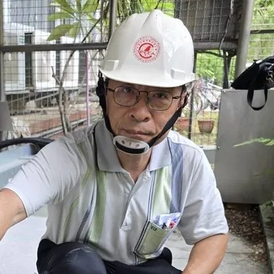 冠能負責人張建忠技師於工程現場，配戴電機技師公會安全帽
